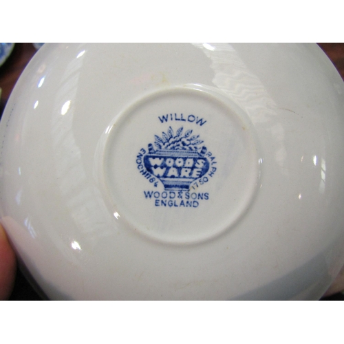 4109 - Mixed 19th Century and later blue and white dinner wares including side dishes, meat plate, tureen, ... 