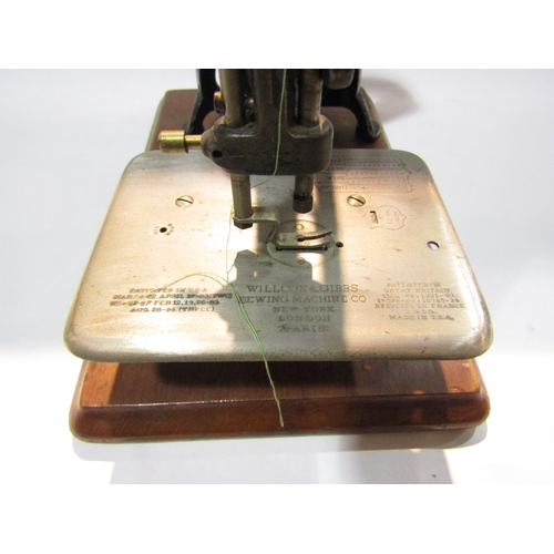 4318 - A vintage sewing machine