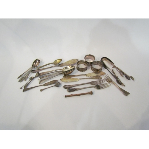 4338 - A box of miscellaneous silver and plated to include two silver napkin rings, Chester, silver tongs, ... 