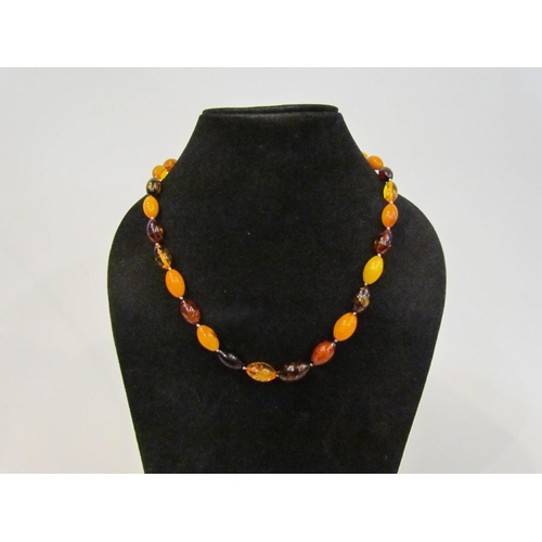 4380 - An amber bead necklace