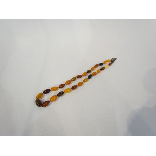 4380 - An amber bead necklace