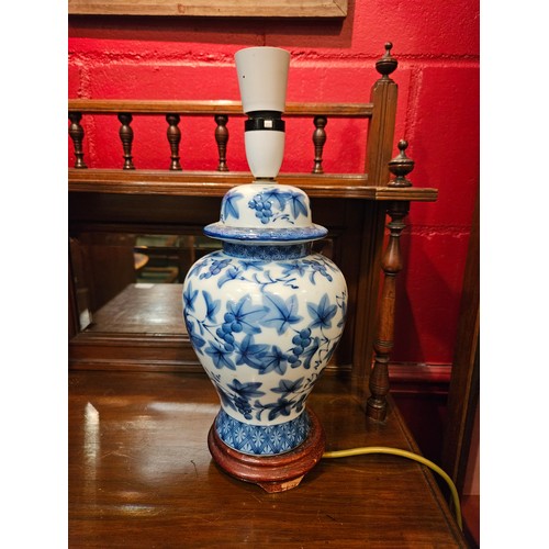 4143 - Three large blue and white ginger jars, a pair of facet ginger jars and table lamp base (6)