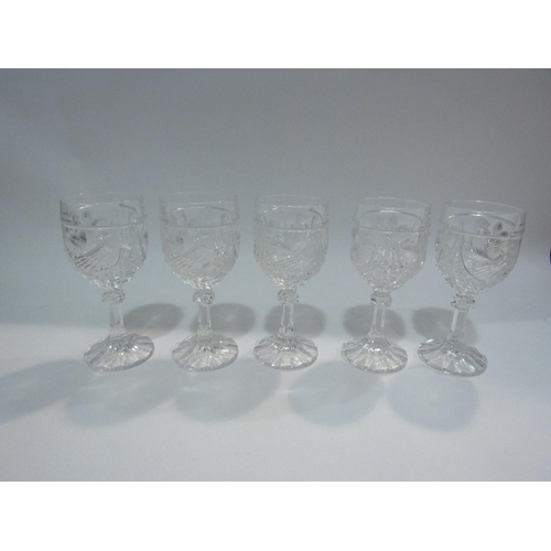 4424 - A selection of glassware to include an Italian crystal decanter with four matching tumblers, a pair ... 