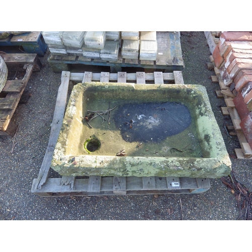 7008 - A weathered stone sink, 35.5