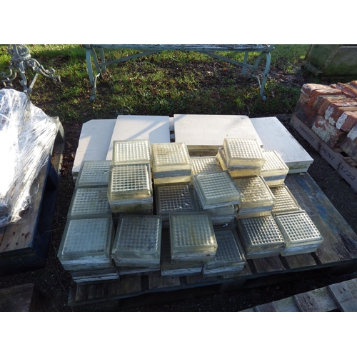 7009 - A quantity of glazed floor tiles, 18