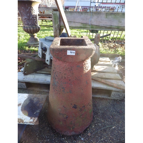 7016 - A cast iron staddle  (E)  £30-50