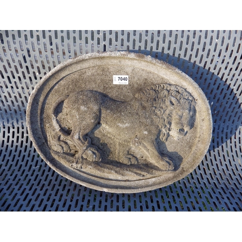 7040 - A composition oval wall plaque of a lion  (R)  £15