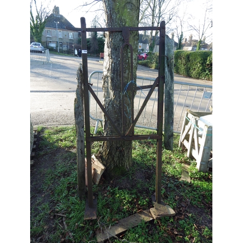 7048 - A 19th Century iron hedgerow gate