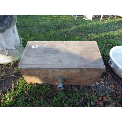 7057 - A pine Japhap cistern