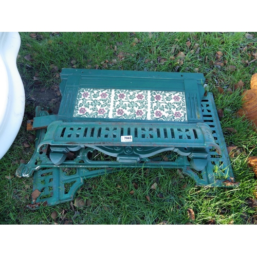 7065 - Cast iron basin stands  (E)  £15-30