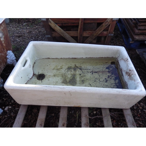 7128 - A large glazed sink, 41.5