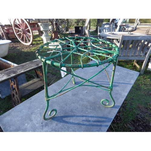 7135 - A scrolled metal pot stand, 12