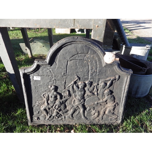 7173 - A decorative cast iron fire back depicting blacksmiths