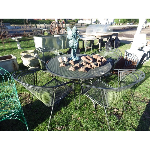 7186 - A circular metal garden table and four chairs  (E)  £30-50