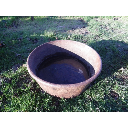 7195 - A cast quenching bowl