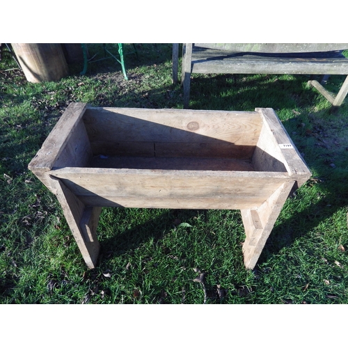 7197 - A timber footed manger, 30