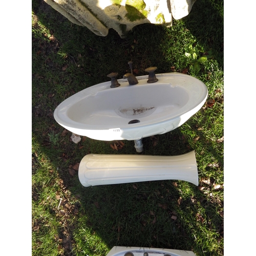 7231 - A ceramic Deco style basin on pedestal with brass fittings  (E)  £20-40