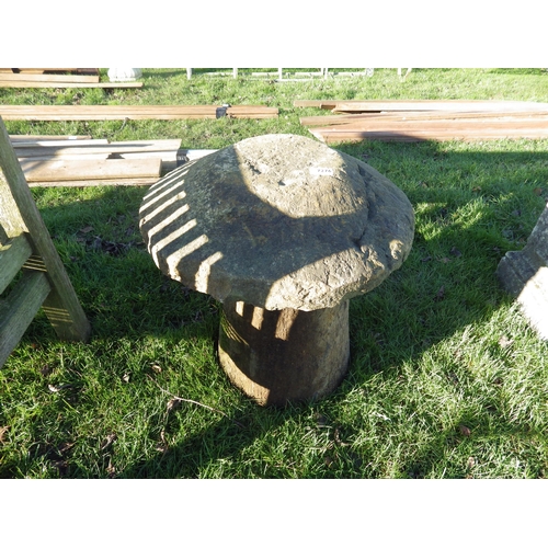 7276 - A staddle stone with cap