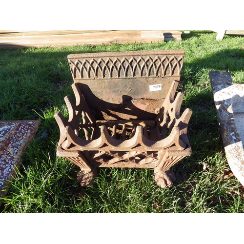 7279 - A small cast iron fire basket on claw feet