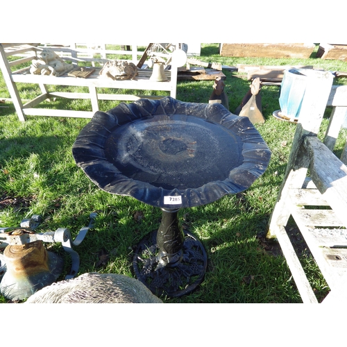 7285 - A cast iron lily pad top birdbath  (E)  £40-60