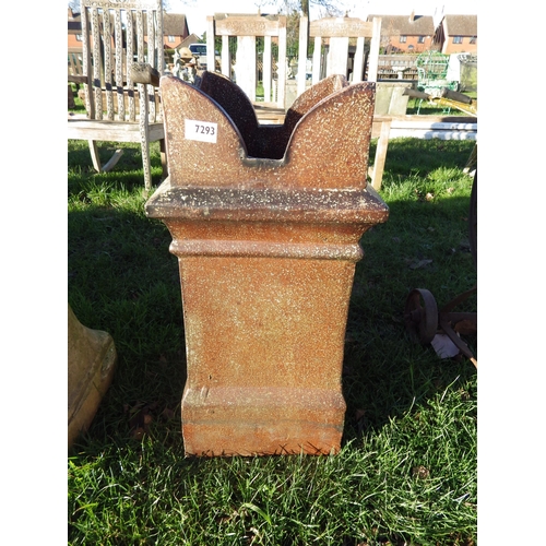 7293 - A glazed Queen top chimney pot