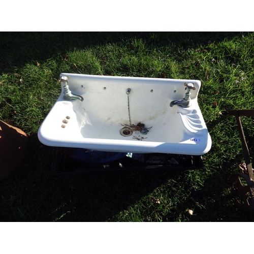 7295 - A glazed ceramic sink with side overflow