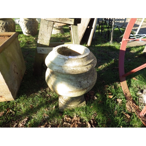 7302 - A marble garden urn, 17