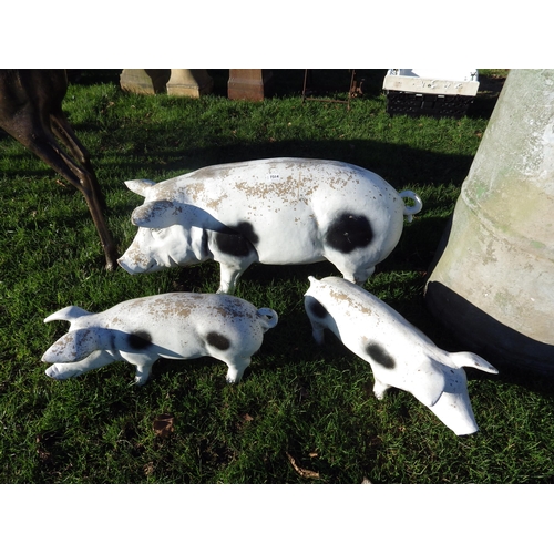 7314 - A family of three resin pigs, largest is 38