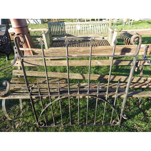 7324 - A cast iron spike top side gate, 38