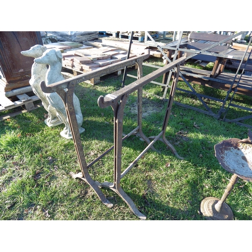 7328 - A pair of cast iron trestles