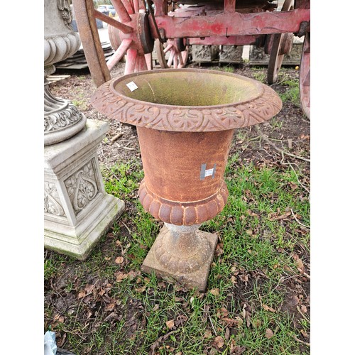 7118A - A cast iron urn, decorative rim, 26