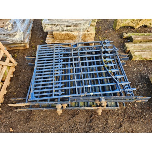 7267 - A pallet of cast iron arrow top railing and gate, railing 45