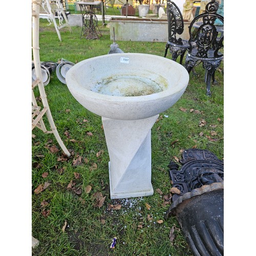 7357 - A modern marble effect (plastic) twisted bird bath a/f  (E)  £10-15