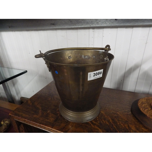 2086 - A small vintage brass bucket, the handle stamped NARANG