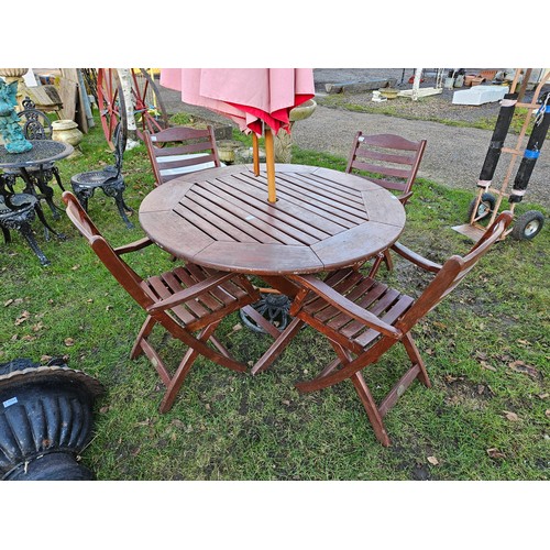 7359 - A stained teak circular garden table and four folding chairs  (R)  £70