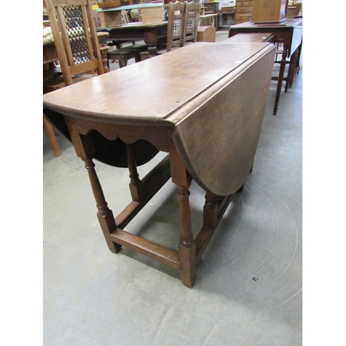 2173 - A large Georgian oak gateleg table   (R) £100