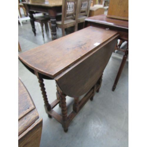 2174 - A small 1930's oak gateleg table on bobbin turned legs   (R) £40