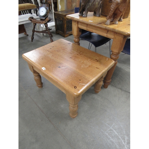 2210 - A pine coffee table   (E) £10-15