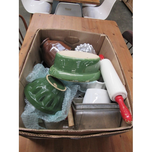 2213 - A box of jelly moulds and kitchenalia