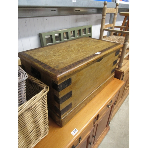 2222 - A Victorian scumbled pine blanket box