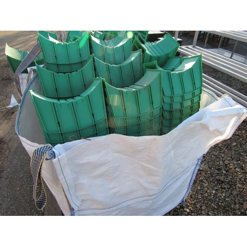 3235 - A large quantity of hose pipe holders