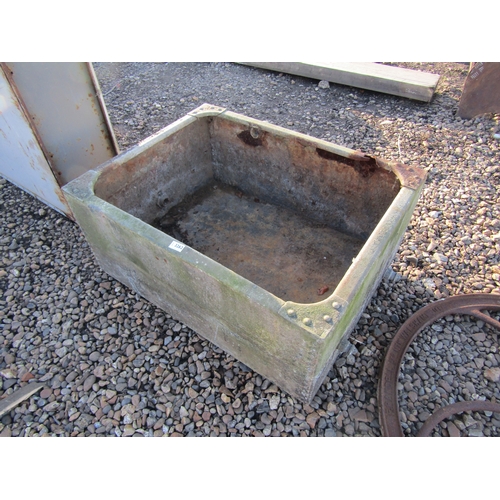 3262 - A galvanised rivitted tank approx 3'x2'