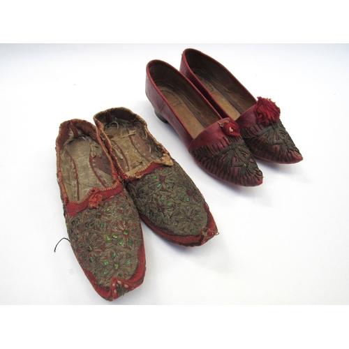 8006 - A pair of early 20th Century red felt slippers, Eastern turned-up toe with gilt wirework detail, lea... 