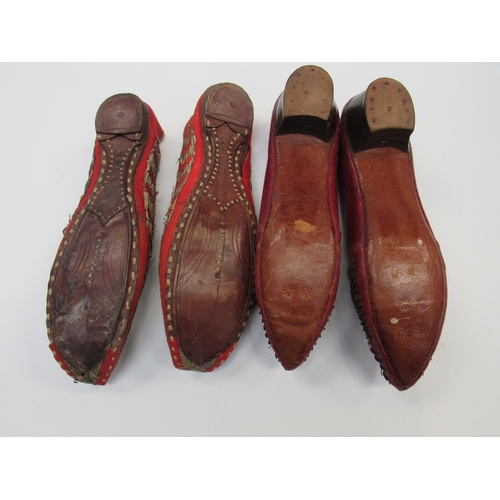 8006 - A pair of early 20th Century red felt slippers, Eastern turned-up toe with gilt wirework detail, lea... 