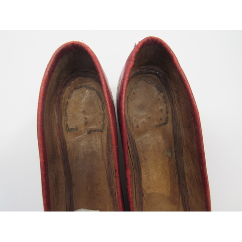 8006 - A pair of early 20th Century red felt slippers, Eastern turned-up toe with gilt wirework detail, lea... 