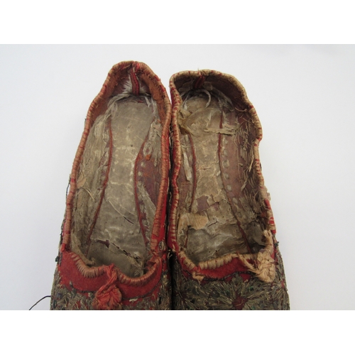 8006 - A pair of early 20th Century red felt slippers, Eastern turned-up toe with gilt wirework detail, lea... 