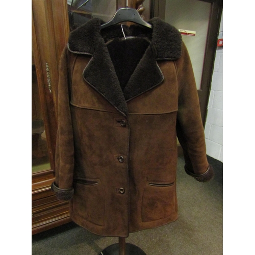 1044 - A lady's dark brown sheepskin coat, size 14