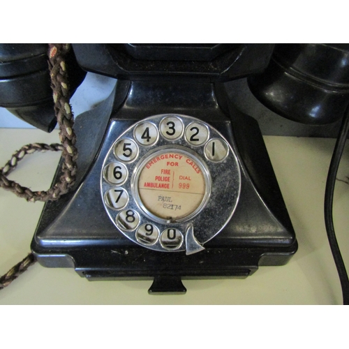 1092 - Two early-mid 20th Century bakelite telephones