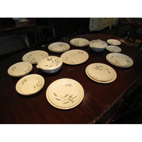 1103 - A 22 piece Alfred Meakin part dinner service in Harvest corn pattern, including serving plate, turee... 