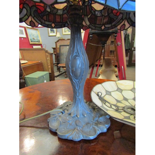 1147 - A Tiffany style table lamp, 39cm diameter x 54cm high, together with a similar style hanging ceiling... 